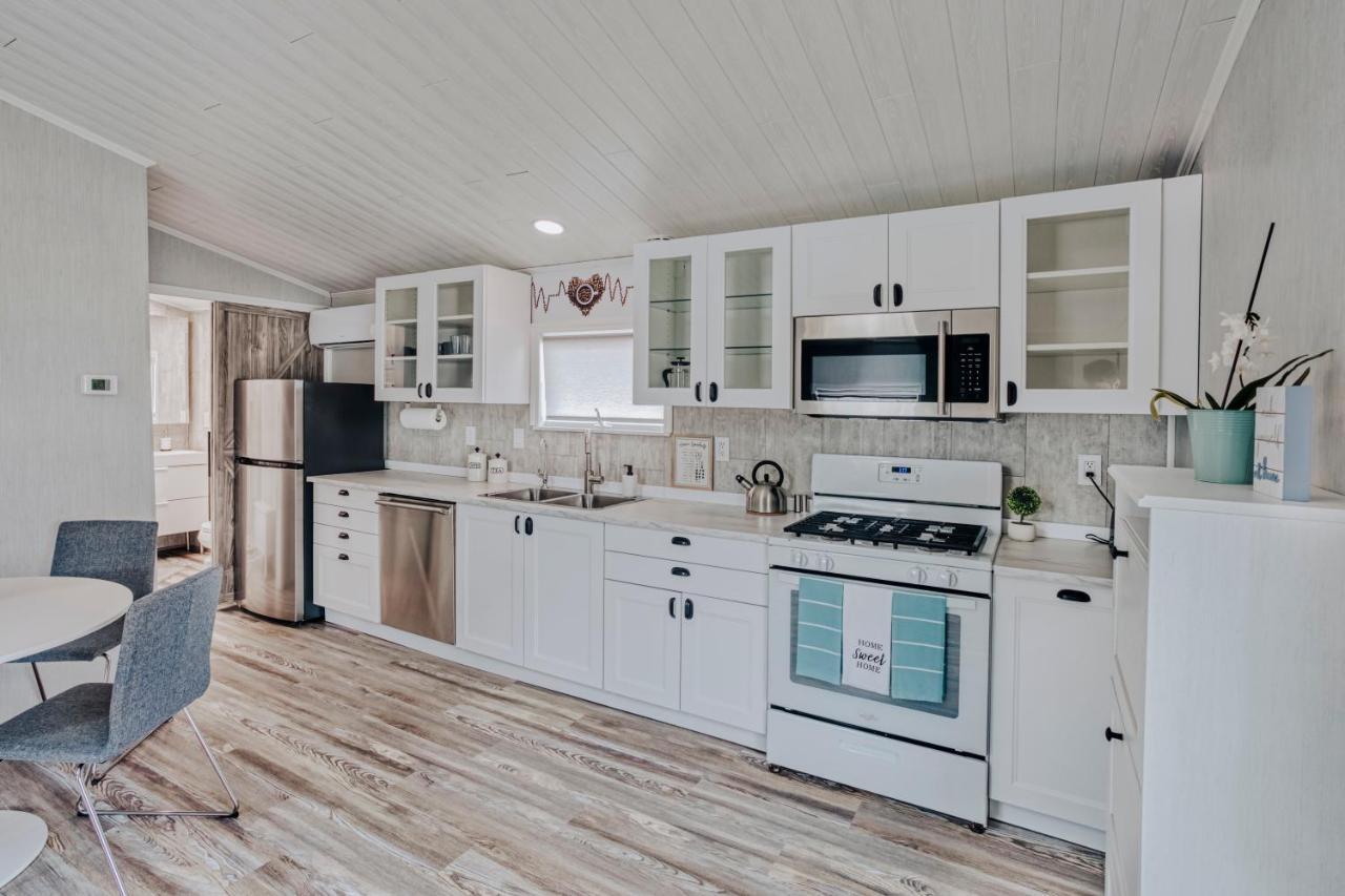 Modern & Cozy Stand-Alone Apartment - Perfect Stay Painted Post Exterior foto